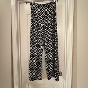 Like new. Black and white patterned flowy pants. Cute and comfy!